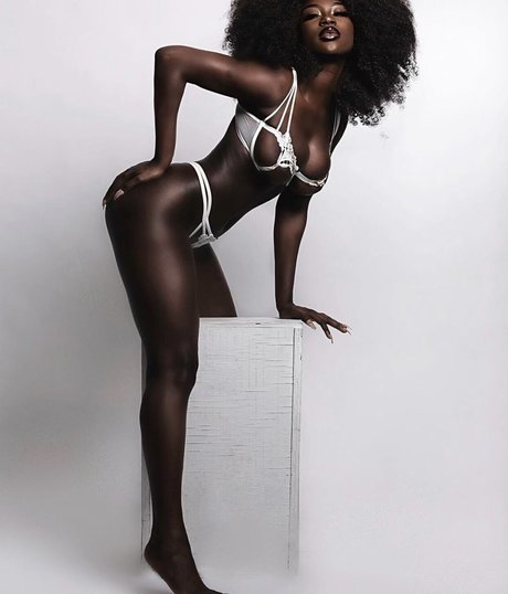 Yanjusofine modelo xxx imagen