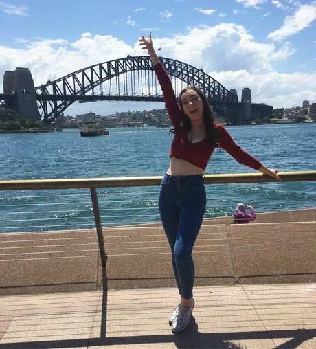 Molly Shield nus star du porno archive