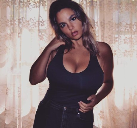 Acronopia modèle pornographique des photos