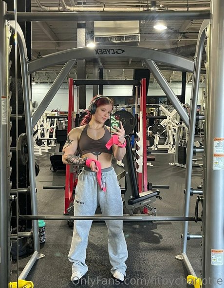 fitbycharlotte bonita actriz imágenes