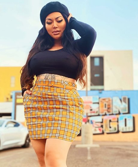 Mizuki Brown star du porno hd des photos