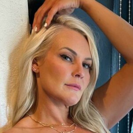 Lish 99 modelo atractivo archivo