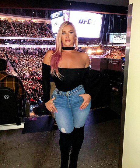 Taya Christian étoile chaude img