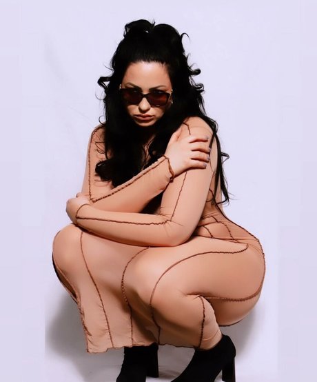 Anjadee erotic model photo