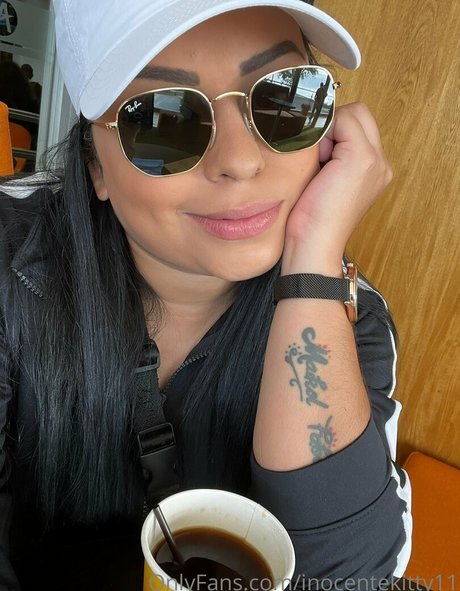 inocentekitty11 estrella porno atractiva foto