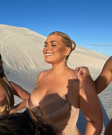 Miss Honey Mia modèle sympa galeries