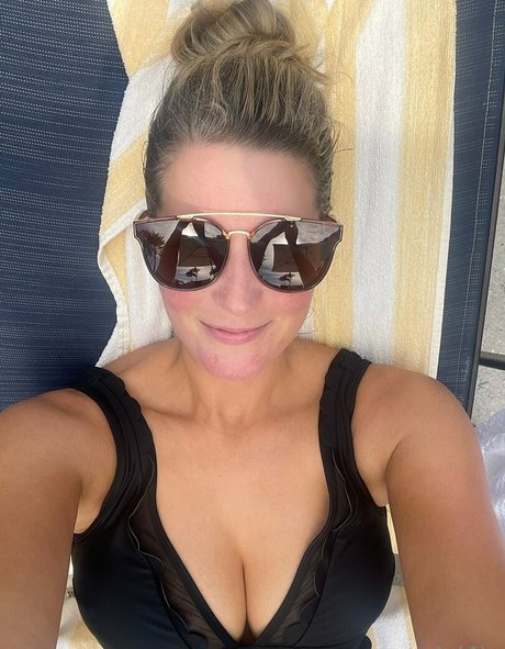 Jul4Le jolie star du porno img