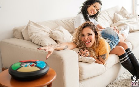 Mari Curly Suicide beau modèle photo