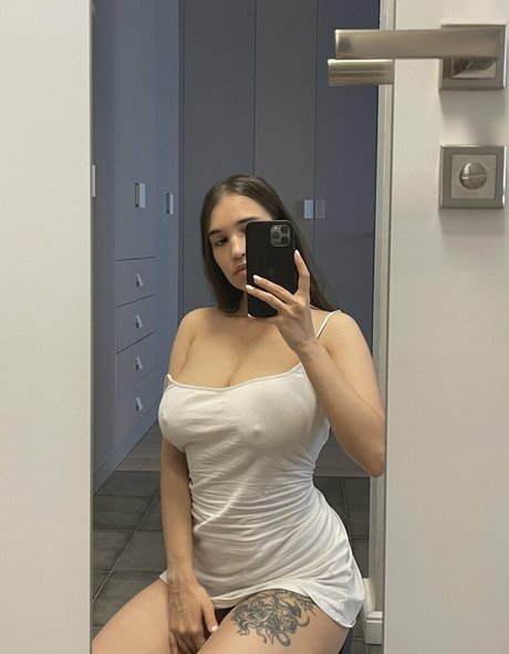 Kamilla Karieva joli modèle collection