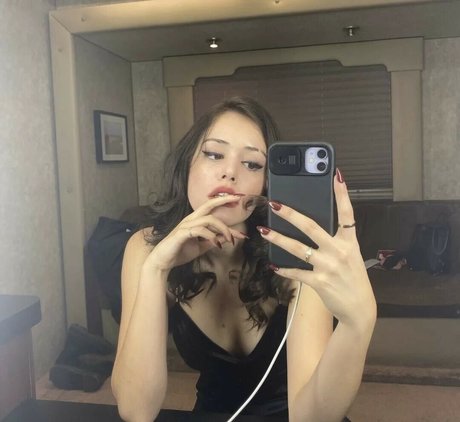 Kaylee Bryant art model pic