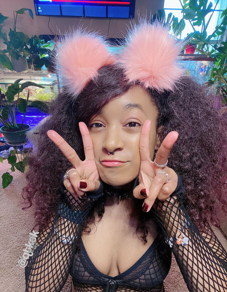 qtkek model xxx photos
