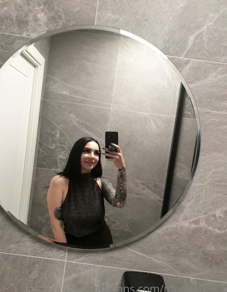 moanlouder nudes model gallery