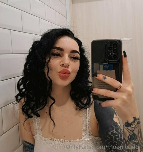 moanlouder pornstar exclusive image