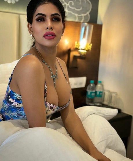 Alina Rai sexy actress galleries