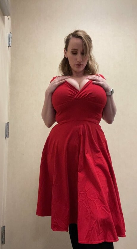 momoffduty modelo desnudo archivo