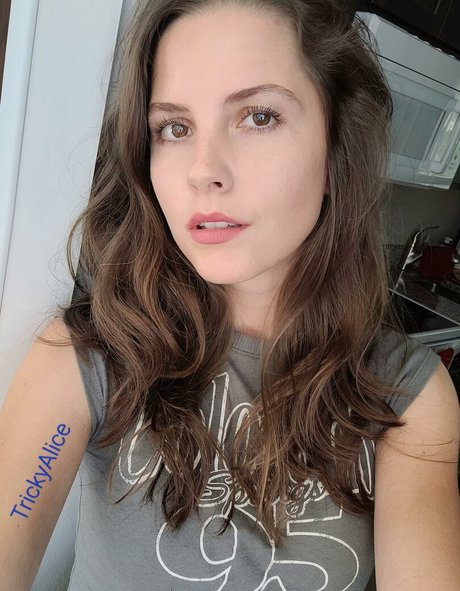 Trickyalice6 porn actress photo