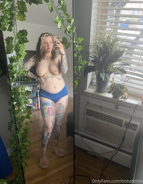 bobatitties model naked picture