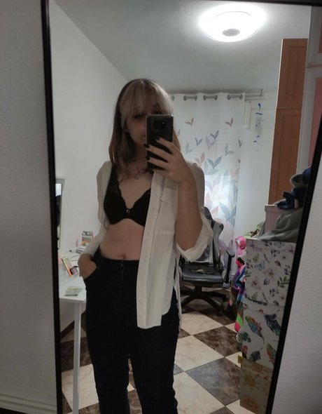 CherryShakeMin modèle pornographique archive