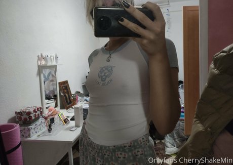 CherryShakeMin étoile xxx photos