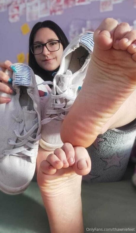 thawniefeet model high quality images