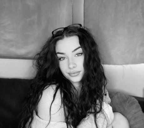 Leah X model naked photo