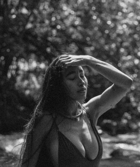 Hitomi Mochizuki modèle adulte photo