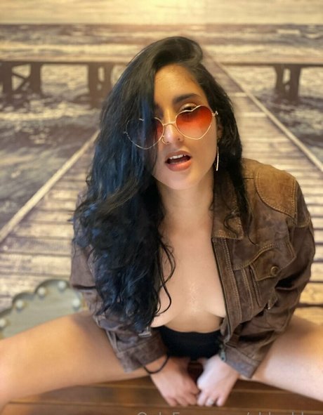 chloebbe model exclusive picture