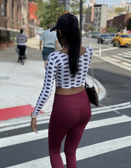 serenasahirnyc actriz desnuda galerías