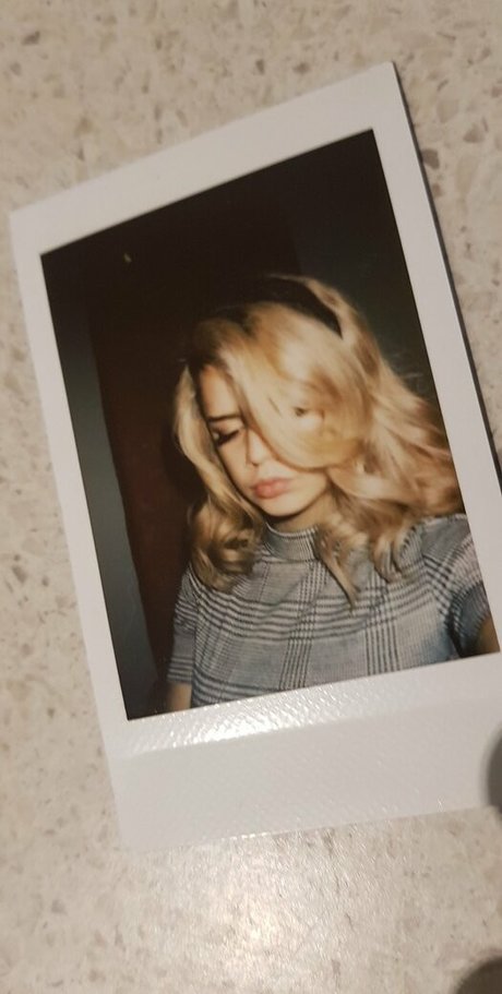 Tommi Terror hermosa estrella foto