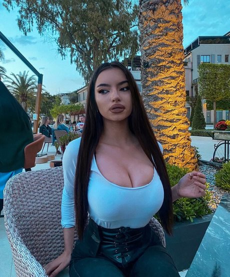 Kristina Djedovic modelo agradable imágenes