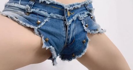 Lucky Lily erotic model photo