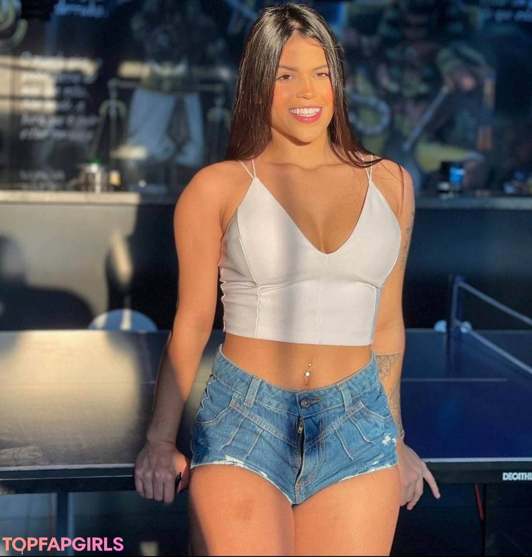 brune aux gros seins onlyfans art chaud img