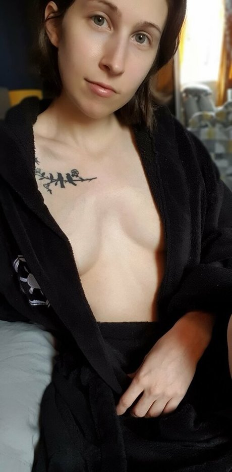 Aleenaxlaced actriz atractiva archivo