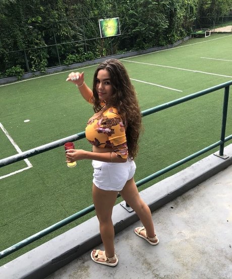 Alice M estrella de alta definición foto