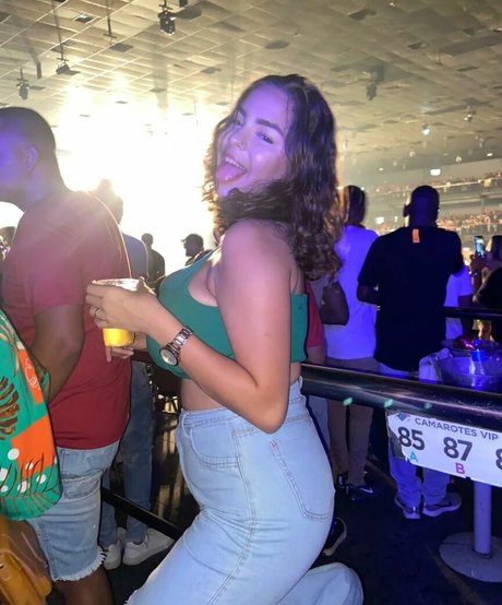 Alice M actrice nue photo