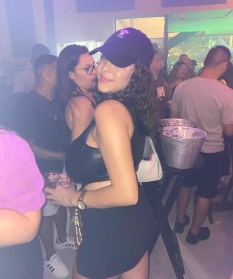 Alice M modelo superior imagen