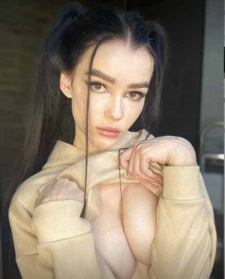 Mia Loop pretty pornstar photo