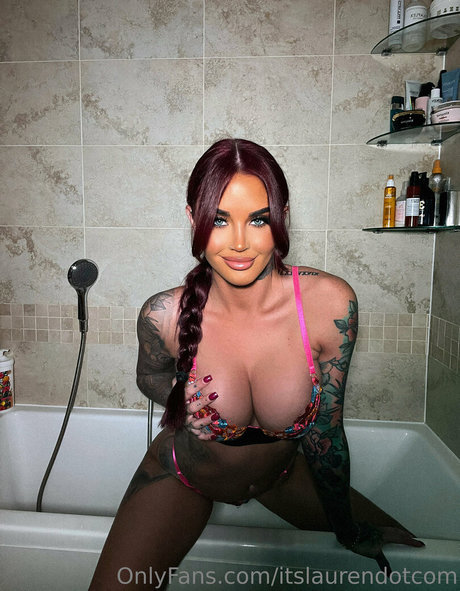 Itslaurendotcom star naked pics
