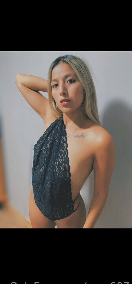 uma607 hermosa modelo foto