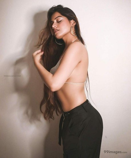 Simran Kaur Hundal modelo sexual imágenes
