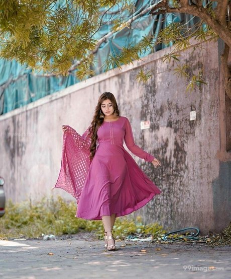 Simran Kaur Hundal actriz desnuda galería