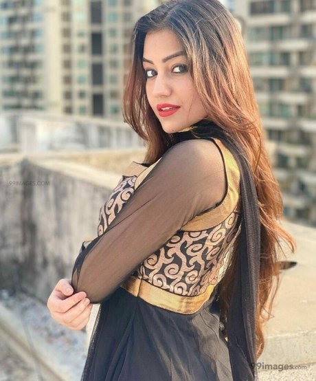 Simran Kaur Hundal modelo superior archivo