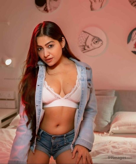 Simran Kaur Hundal beau modèle galeries