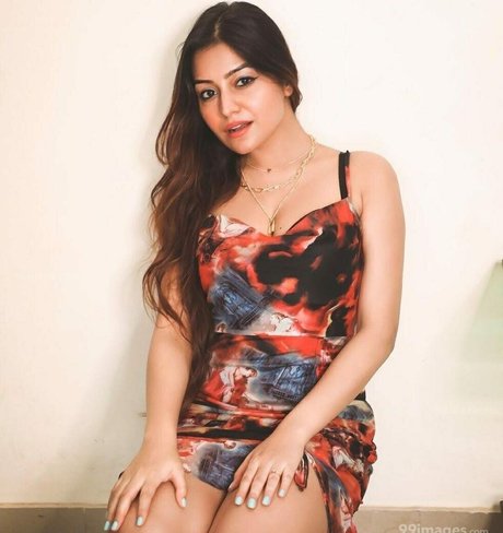 Simran Kaur Hundal estrella libre foto