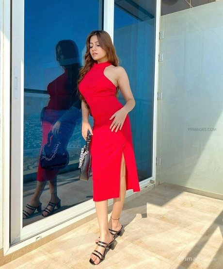 Simran Kaur Hundal hermosa estrella imagen