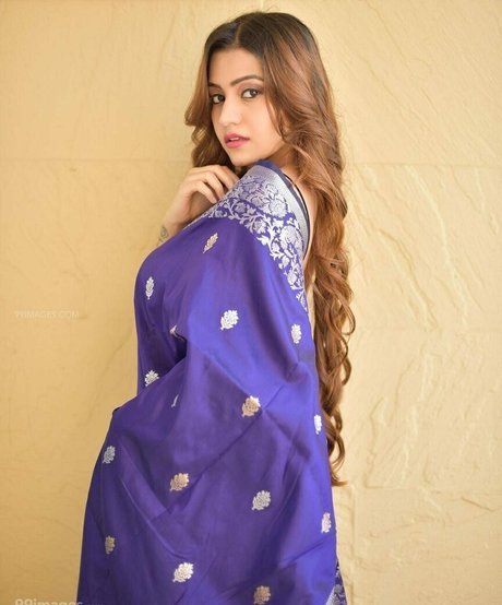 Simran Kaur Hundal actrice parfaite des photos