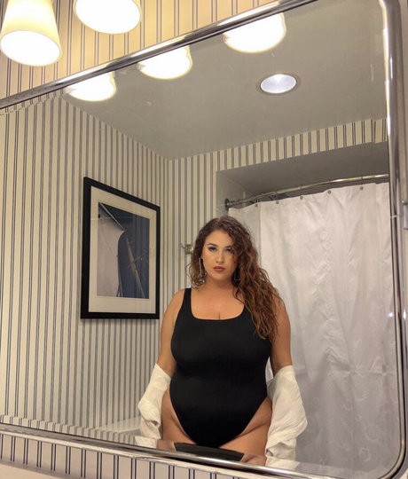 Lo Sangstaaa modèle adulte images