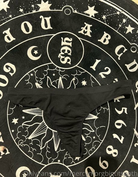 mercymorgbigtitsgoth estrella desnuda foto