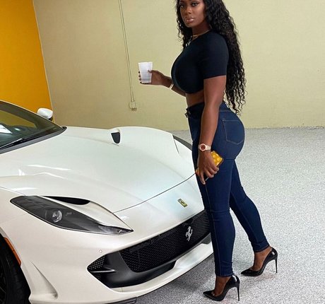 NonnieBaby modelo caliente fotos