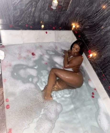 NonnieBaby actriz erótica foto